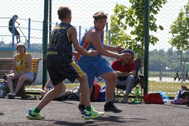 Жара не помеха: в сызранском туре Лиги губернатора Самарской области по баскетболу 3х3 поучаствовали более 40 команд 