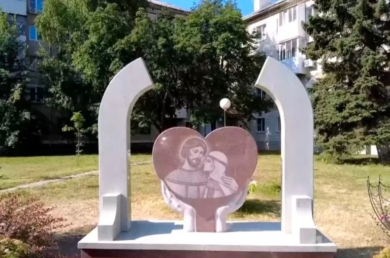 В Тольятти установили новый памятник - мемориал семьи, любви и верности