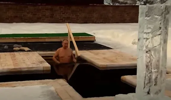 Владимир Путин на Крещение окунулся в прорубь