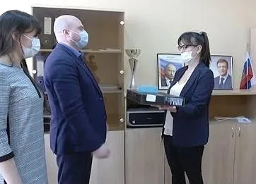 Школьникам региона продолжают дарить ноутбуки для дистанционного обучения