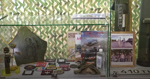 Участник "Школы героев" знакомится с патриотическими выставками в Самарской области