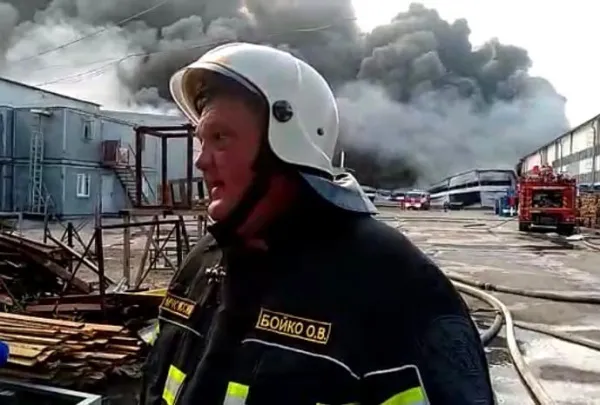 Прибыли поезда и катер: в Самаре продолжают бороться с крупным пожаром на складе