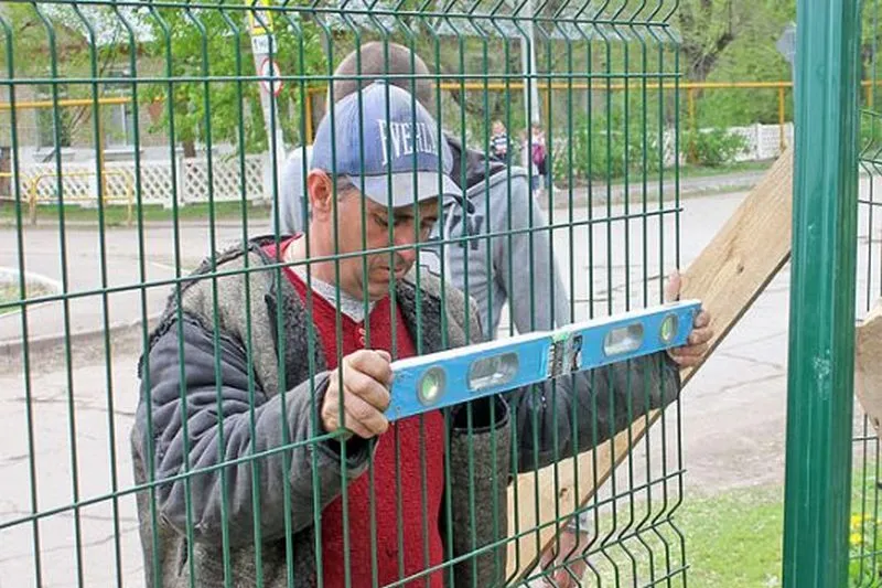 В Верхних Белозерках благоустраивают территорию рядом с ДК 