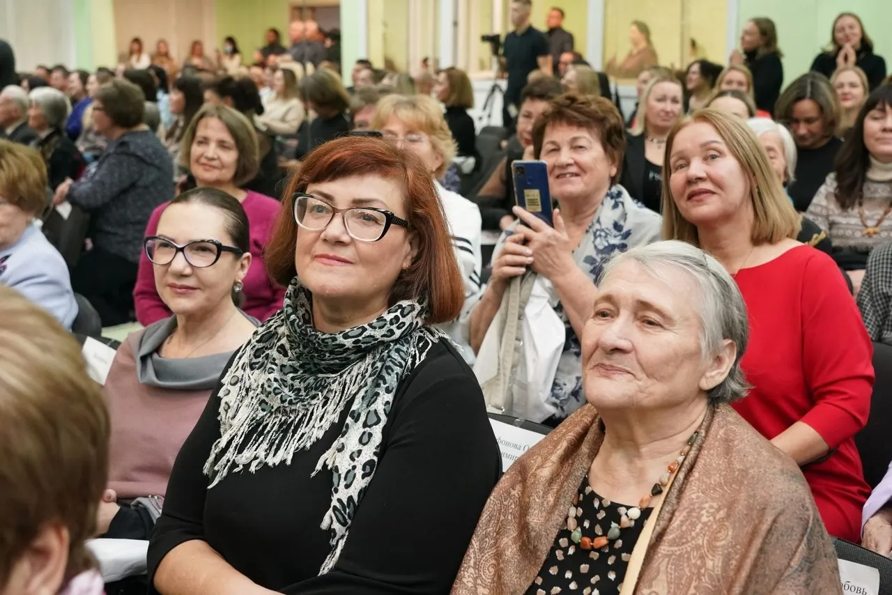 В юбилей самарской школы №132 губернатор Дмитрий Азаров наградил педагогов  | СОВА - главные новости Самары