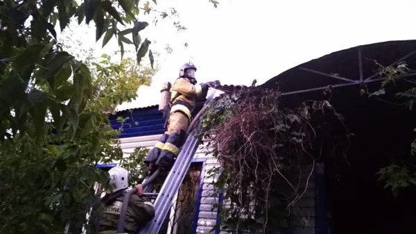 В центре Самары загорелся дом 