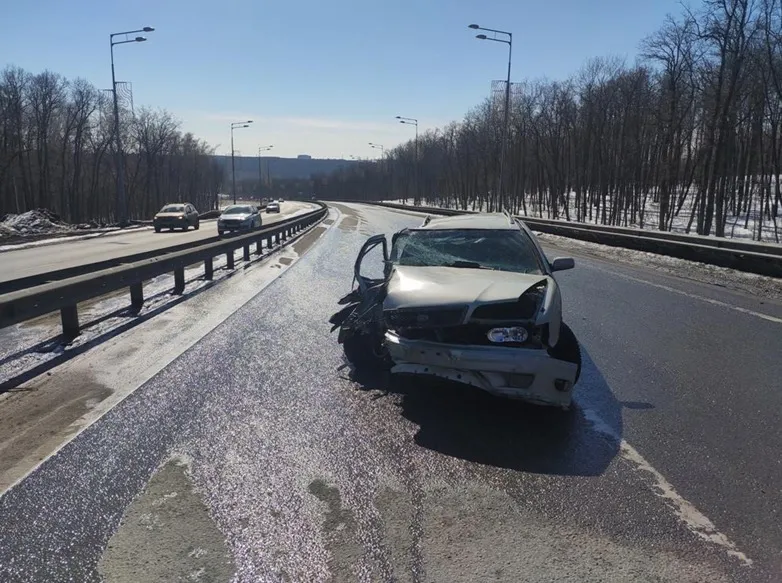 В Самаре 75-летний пенсионер на иномарке въехал в столб