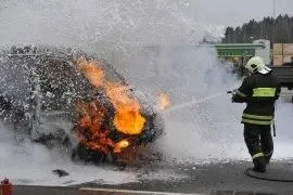 Вспыхнувшую машину удалось потушить до приезда пожарных