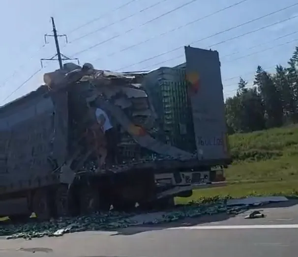 На трассе М5 под Тольятти грузовик влетел в стоящую на обочине фуру