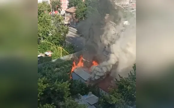 Пожар на Арцыбушевской в Самаре 8 июля: горит деревянный дом
