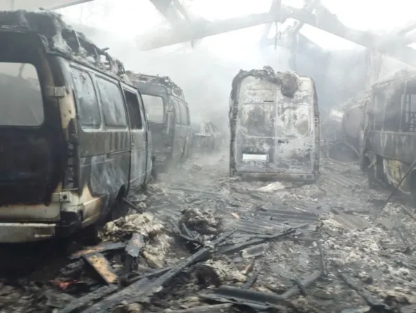 Огонь на 150 квадратах: в Сергиевске в гараже больницы сгорело 8 машин