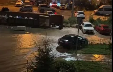 Вечером 16 июля в Самаре на улице Мичурина прорвало метровый водовод