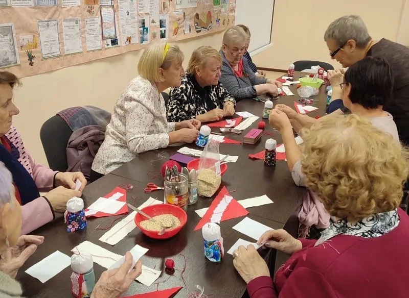 "Серебряные" волонтеры Самарской области связали носки и сшили обереги для бойцов СВО 