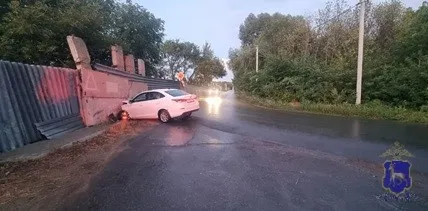 В Самарской области 25-летний водитель на Changan врезался в бетонный забор 