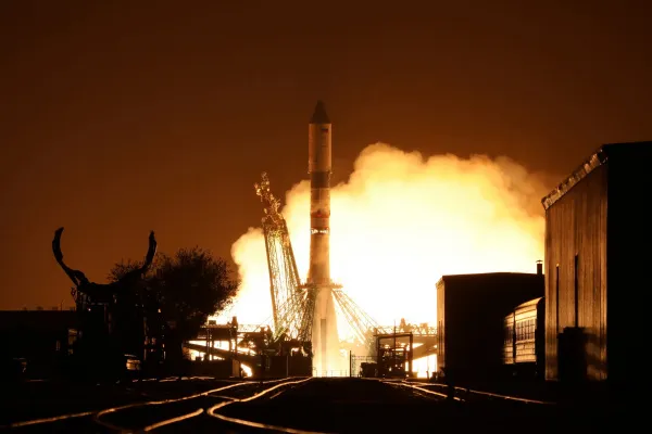 Новосибирцы засняли на видео падение ступени ракеты-носителя "Союз"