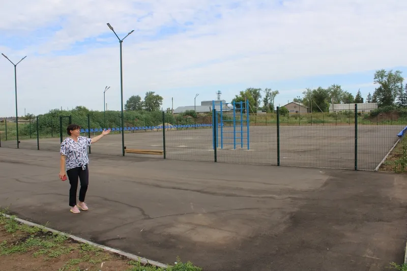 В Новоборском завершается строительство стадиона 