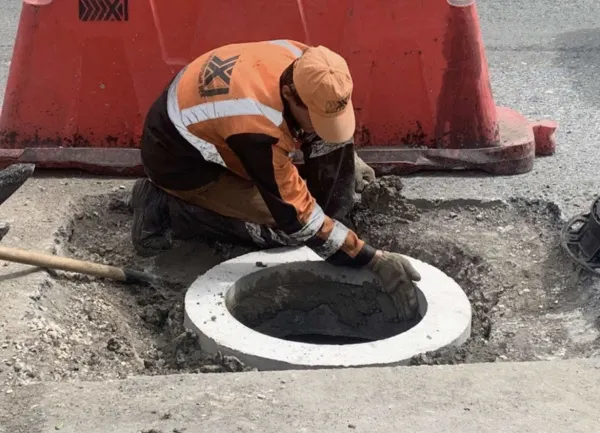 В Самаре на Коммунистической установили антивандальные крышки люков