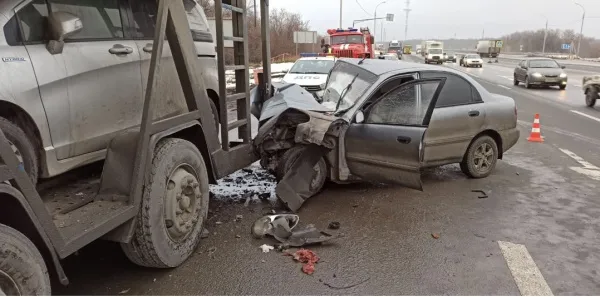 Погиб водитель: на трассе М5 легковушка столкнулась с грузовиком