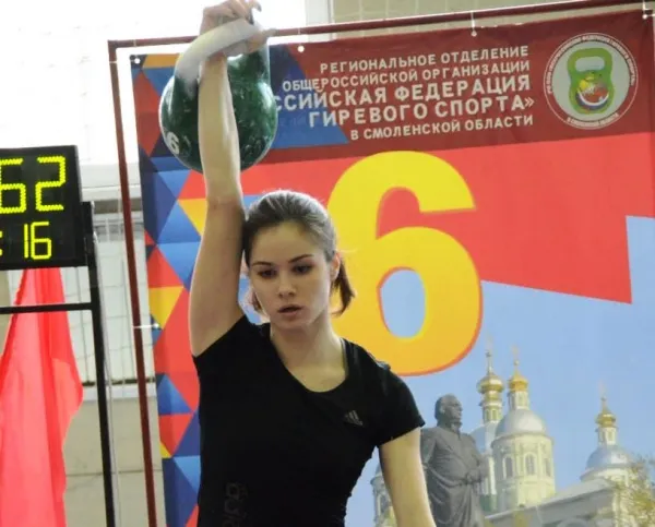 Хрупкая девушка из Самарской области взяла бронзу первенства России по гиревому спорту