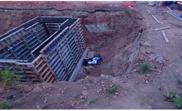 В Самаре мотоциклист без прав ночью слетел в яму на месте проведения дорожных работ   