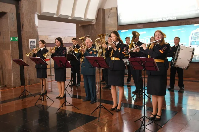 Музыканты из юридического института сыграли патриотические песни в метро