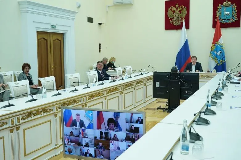 Дмитрий Азаров поручил организовать в детсадах дежурные группы на майские праздники