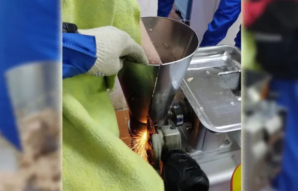 В Самарской области спасатели помогли женщине достать зажатый в мясорубке палец