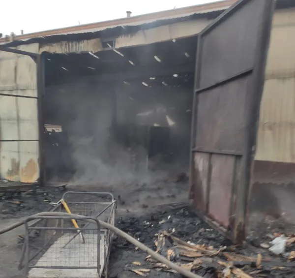 В Самаре потушили пожар в ангаре с пластиком на проспекте Кирова