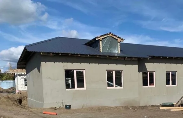 Возведение дома для переселенцев в Октябрьске находится на завершающем этапе 
