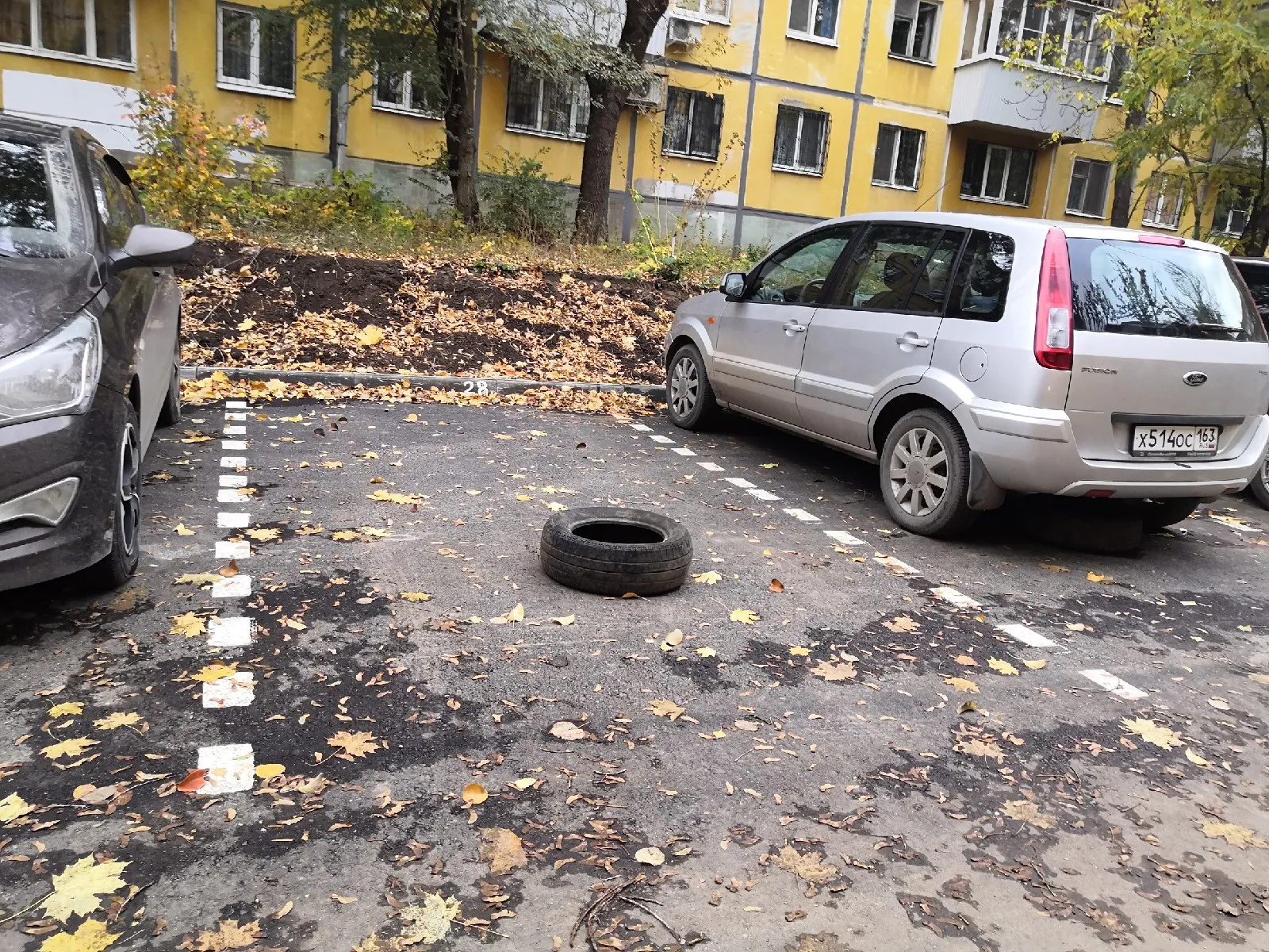 Бутылки, колёса, табуретки: самарские водители нашли хитрый способ парковки  | СОВА - главные новости Самары