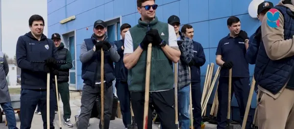 Хоккейный клуб "Лада" присоединился к месячнику по благоустройству