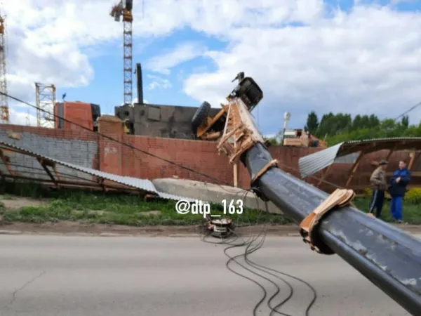 В Самаре на проспекте Карла Маркса упал кран