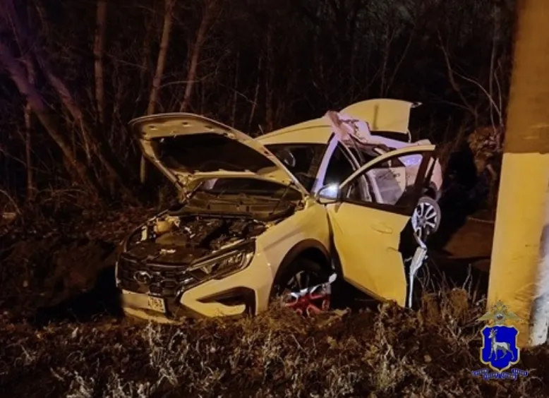 В Тольятти 31-летний мужчина на "Весте" въехал в столб