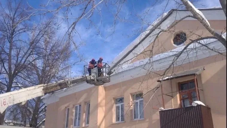Для безопасности: в Сызрани ежедневно расчищают кровли домов