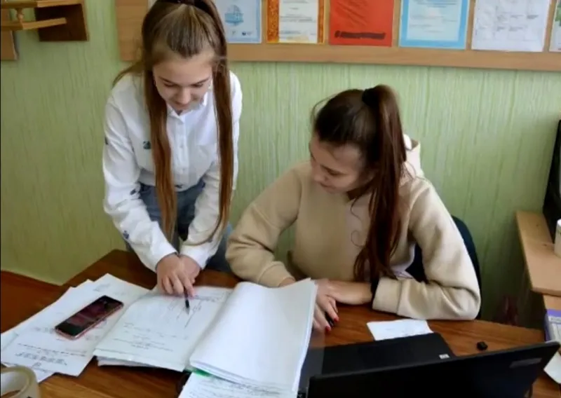 В Отрадном волонтеры образования "подтягивают" неуспевающих учеников 