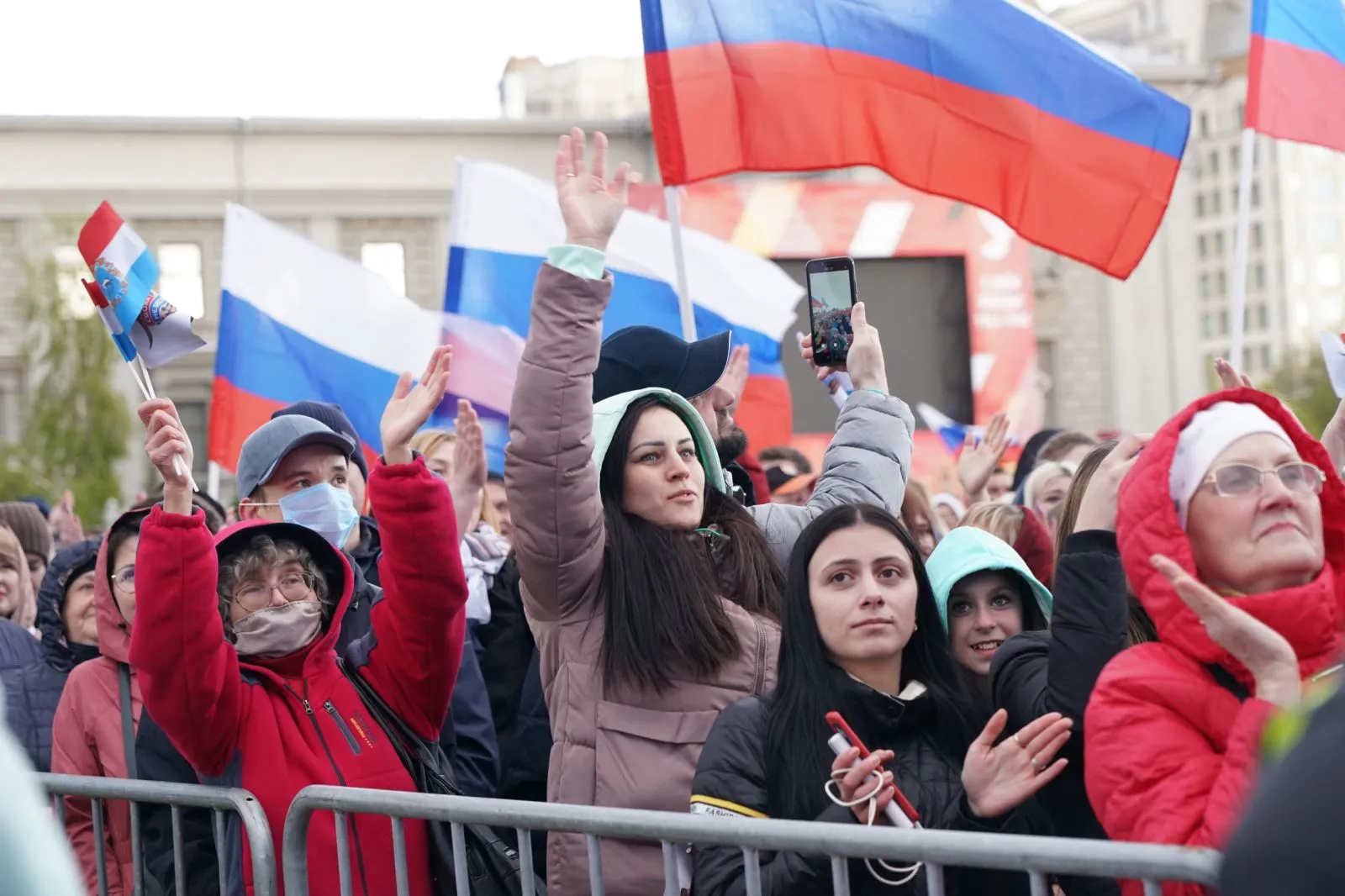 Нужно поддерживать людей духовно, морально, творчески