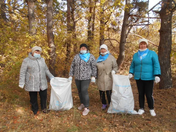 Заволжцы убрали территорию около памятника природы 