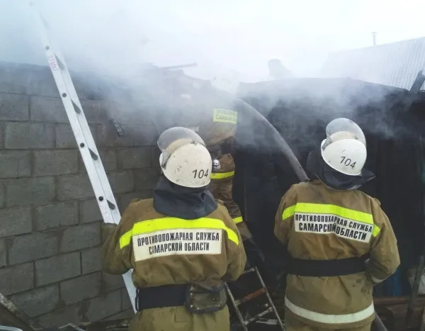 В селе Самарской области вспыхнула трава на 100 "квадратах"