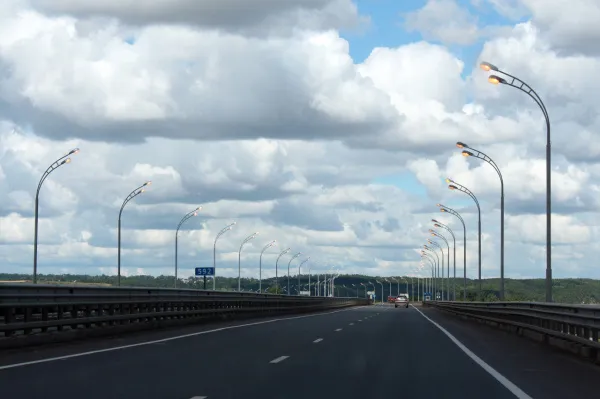 Мотоциклистов и водителей с инвалидностью хотят освободить от штрафов за проезд по выделенным полосам