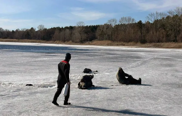 В Самарской области 21 марта два рыбака провалились в промоину