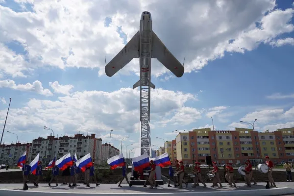 Боевой символ подвига народа: Николай Хохлунов оценил важность открытия памятника истребителю МиГ-17