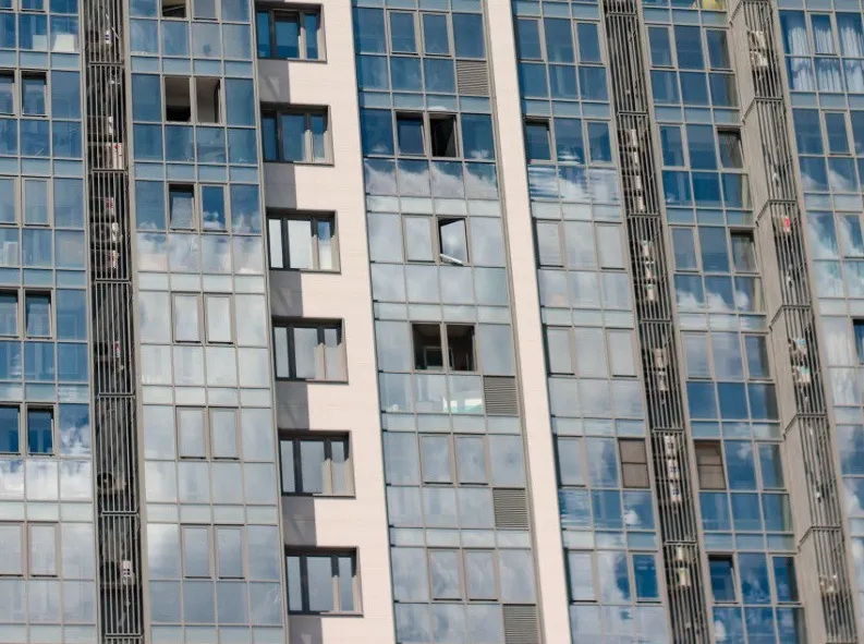 Не уследили: в полиции прояснили причины падения собаки из окна