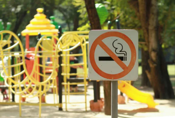 В России могут запретить курение рядом с детскими площадками