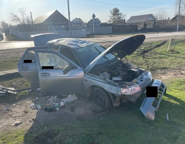 В Красноярском районе 22-летний водитель "десятки" врезался в припаркованный автомобиль и улетел в кювет