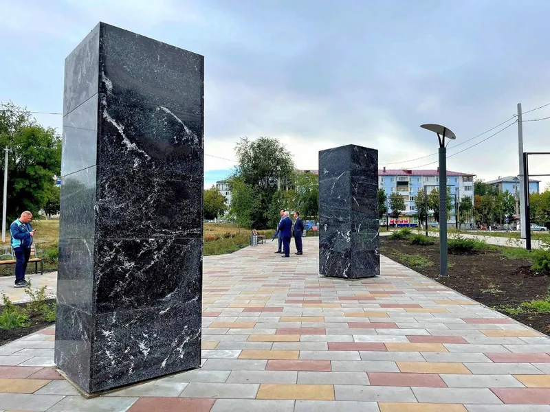  Новая аллея у стадиона "Нефтяник" радует новокуйбышевцев