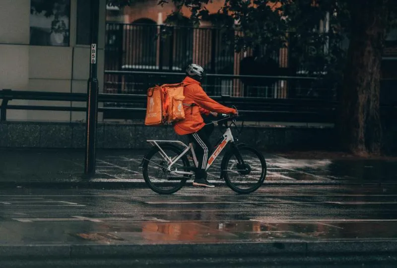 Работодателей курьеров на электросамокатах хотят заставить платить пострадавшим пешеходам