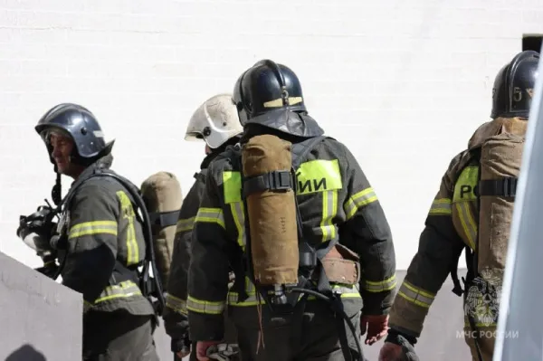 28 человек тушили горящую постройку в Кировском районе