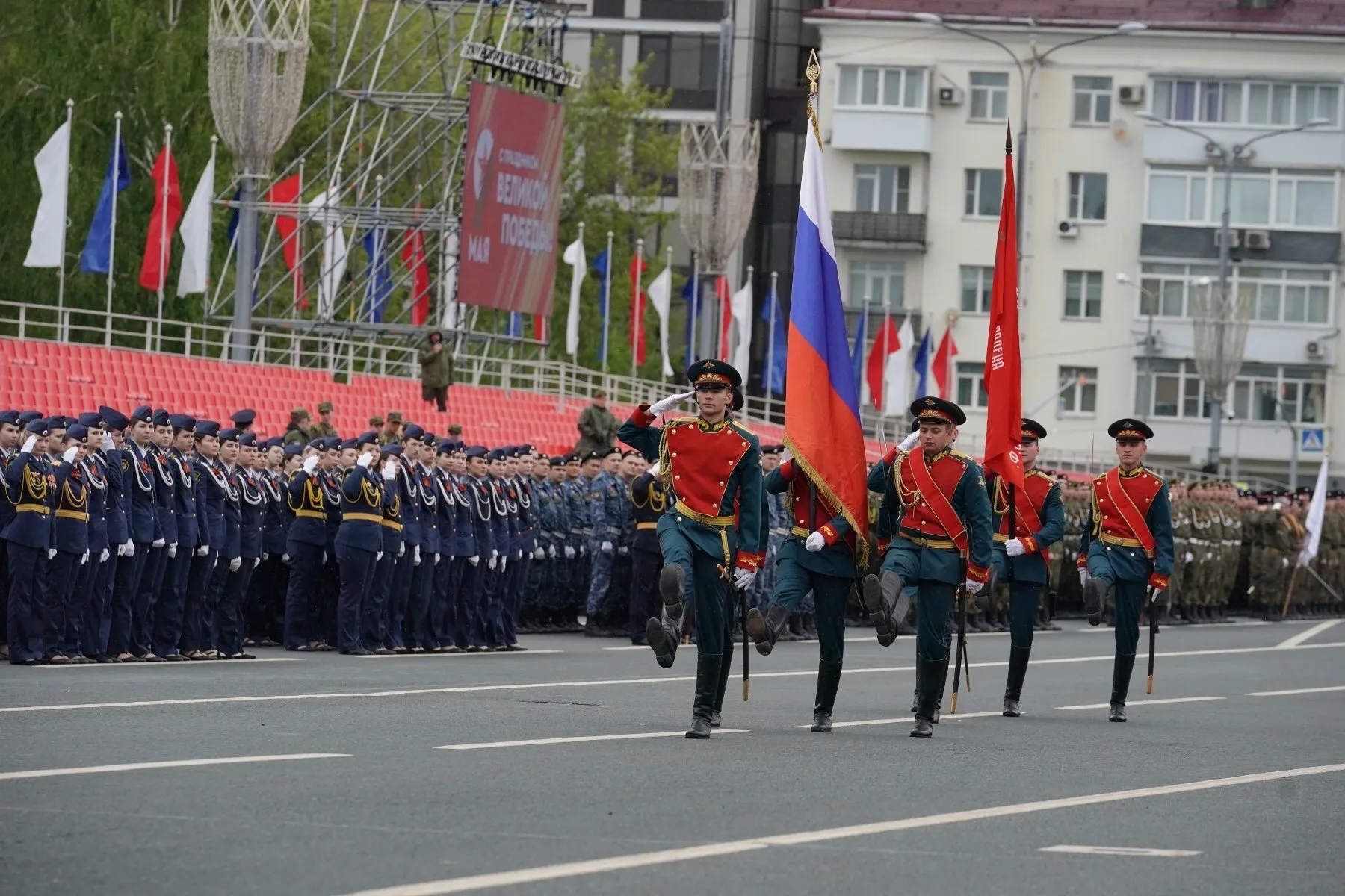 Учатся держать равнение: в Самаре прошла репетиция парада | СОВА - главные  новости Самары