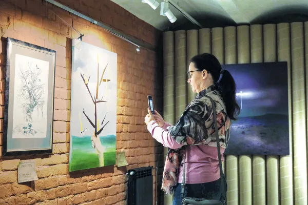 Образ ветки: необычная экспозиция объединила работы художников, которых вдохновили деревья