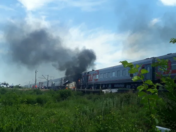 В столкнувшемся с грузовиком поезде оказались самарцы