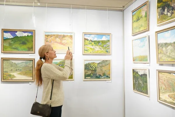 "Полоса отчуждения" и другие вариации на свободную тему: в Самаре проходит выставка живописи Галины Мисюк